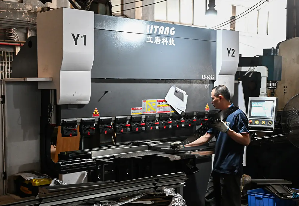 Robot automatic welding station for connector brackets