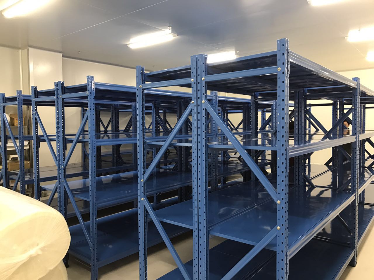 Heavy duty goods shelf detail